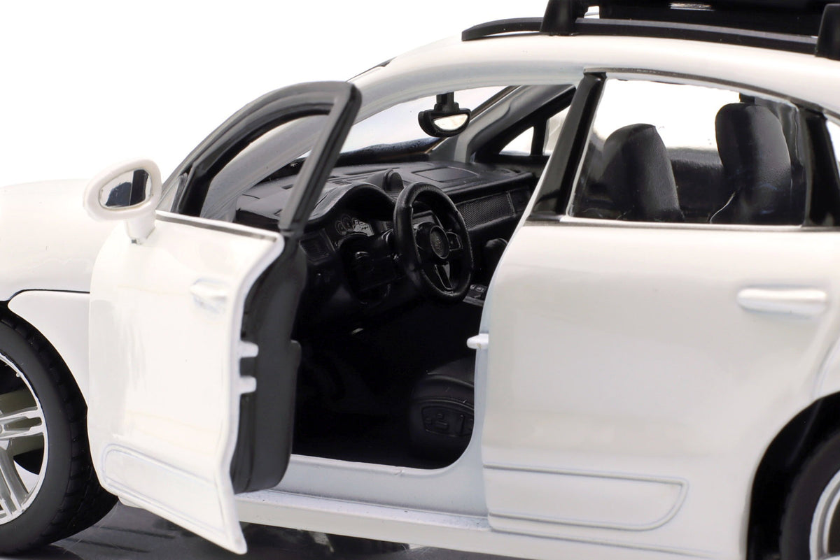 Bburago Porsche Macan Touring Series 1:24 Die-Cast Model