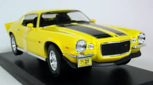MAISTO CHEVROLET CAMARO 1971 1:18 YELLOW