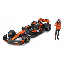Bburago F1 MCLAREN MCL38 with Piastri Figure - 1:24