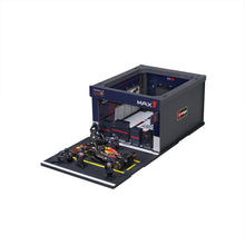 Bburago PIT STOP RED BULL RB21 (2025) #1 VERSTAPPEN - Official Oracle Red Bull Racing Formula 1 Playset Diorama with 1:43 scale RB21 vehicle - Wild Willy