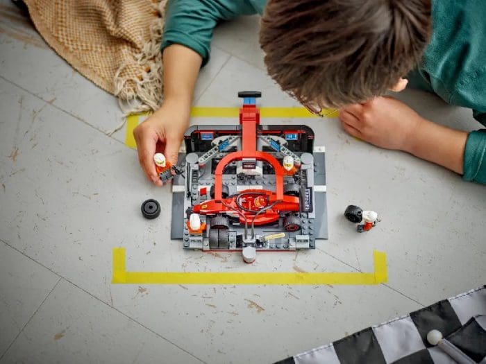 LEGO F1 Pit Stop & Pit Crew with Ferrari Car - Wild Willy